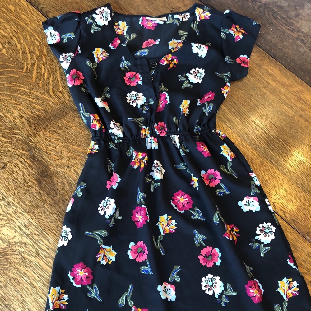Floral knee-length dress with pockets. Tucker